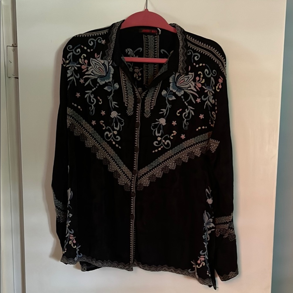 Johnny Was Black and Blue Embroidered Blouse
54% viscose
46% Rayon
25” ptp